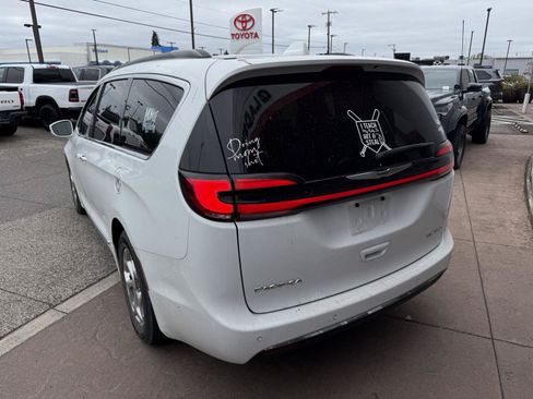 Used 2022 Chrysler Pacifica Limited FWD image 4