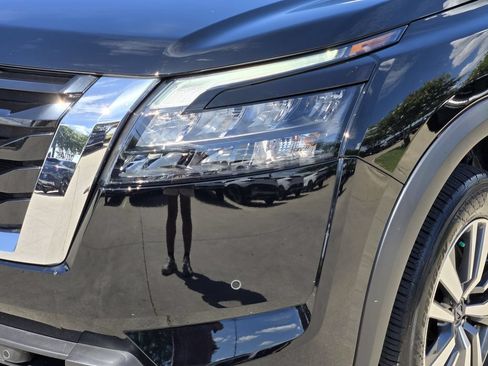 Used 2025 Nissan Pathfinder SL FWD image 15