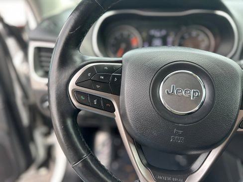 Used 2019 Jeep Cherokee Latitude Plus w/ Comfort/Convenience Group AWD/4WD image 25