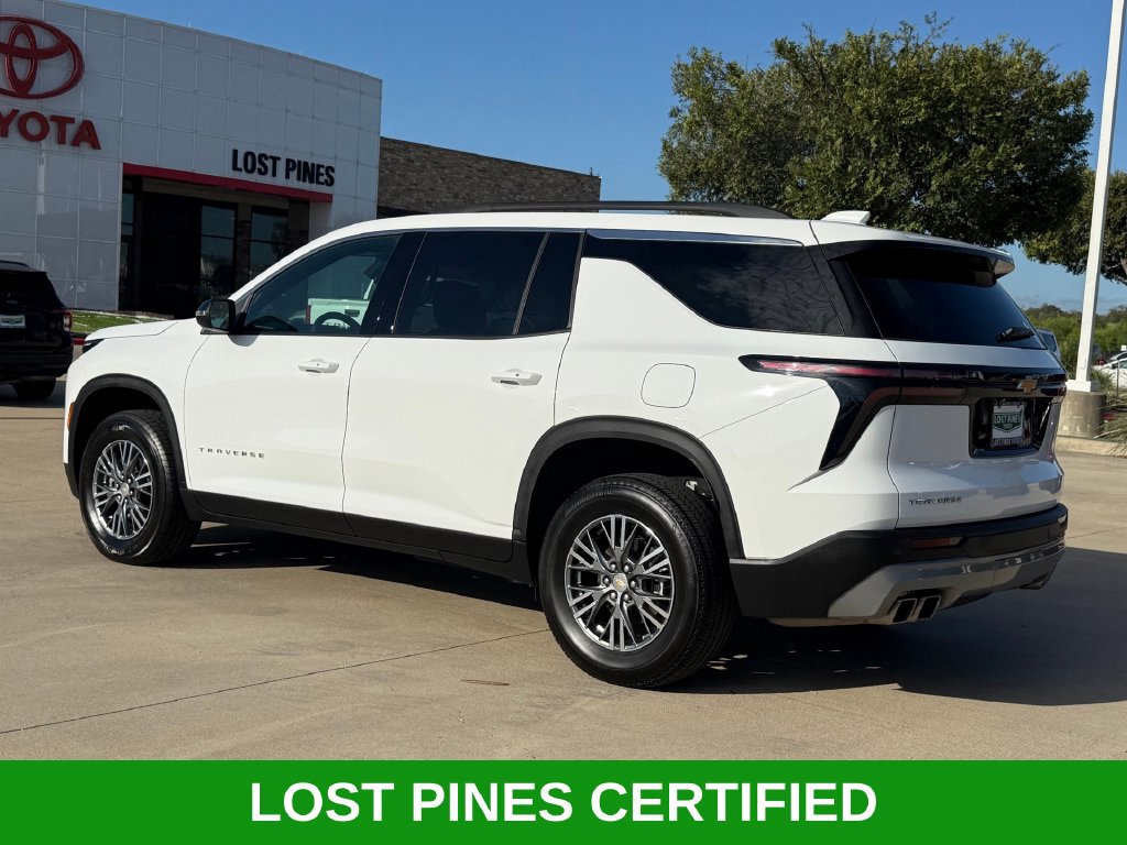 Used 2025 Chevrolet Traverse LT FWD image 3