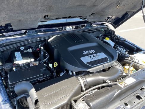 Used 2013 Jeep Wrangler Unlimited Rubicon w/ Connectivity Group image 17