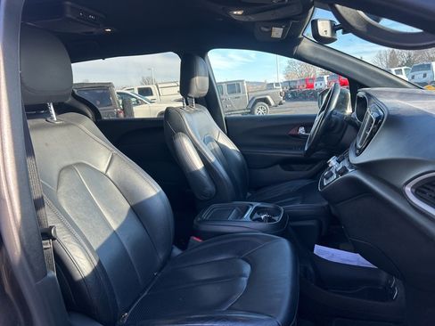 Used 2020 Chrysler Pacifica Touring-L image 8