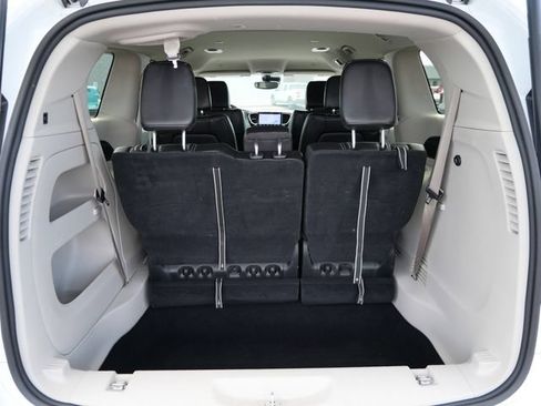 Used 2023 Chrysler Pacifica Touring-L FWD image 6