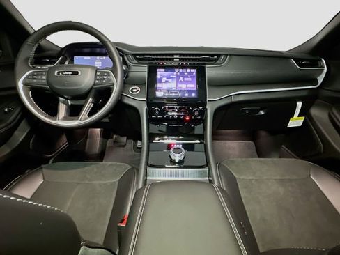 New 2025 Jeep Grand Cherokee Altitude image 6