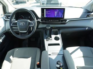 Used 2025 Toyota Sienna XLE video 2