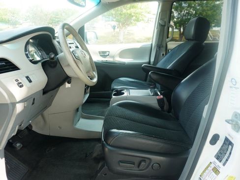 Used 2012 Toyota Sienna SE FWD image 10