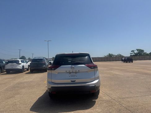 Certified 2025 Nissan Rogue SV FWD image 19