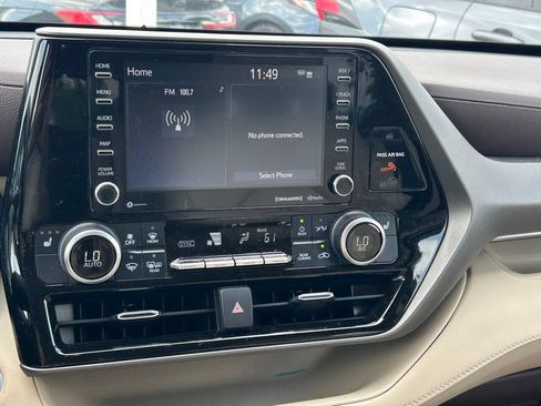 Used 2021 Toyota Highlander XLE AWD/4WD image 22