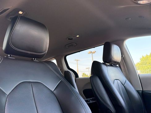 Used 2023 Chrysler Pacifica Touring-L FWD image 19
