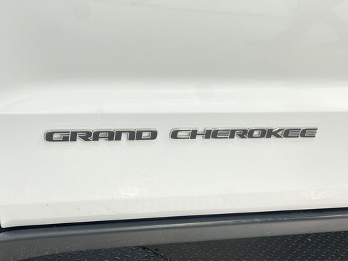 Used 2017 Jeep Grand Cherokee Limited image 39