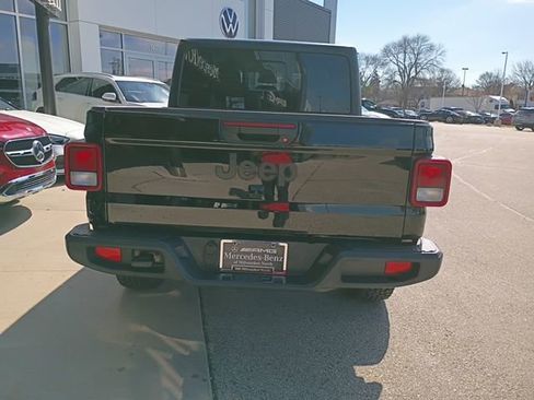 Used 2025 Jeep Gladiator Sport image 4