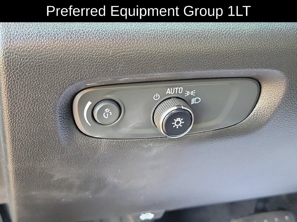 Used 2022 Chevrolet Traverse LT FWD image 12