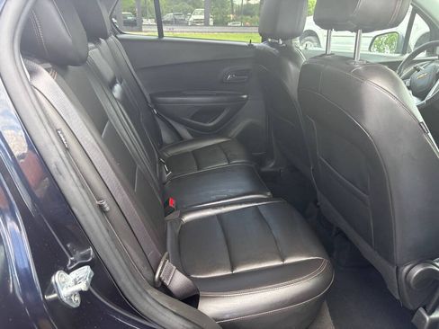 Used 2022 Chevrolet Trax LT w/ Premium Seat Package AWD/4WD image 13