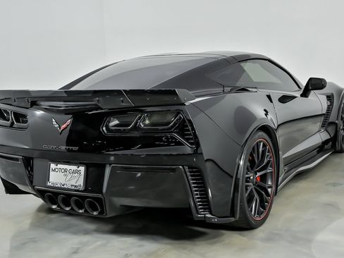 Used 2019 Chevrolet Corvette Z06 RWD image 12