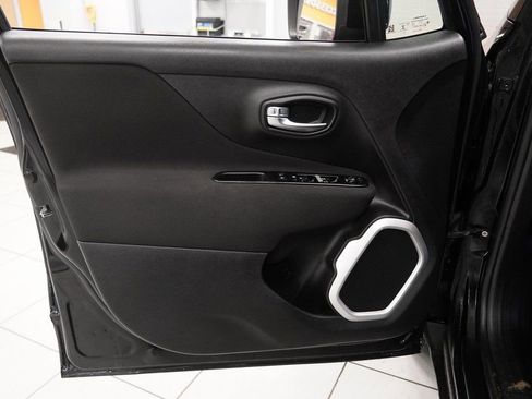 Used 2020 Jeep Renegade Latitude w/ Cold Weather Group image 15