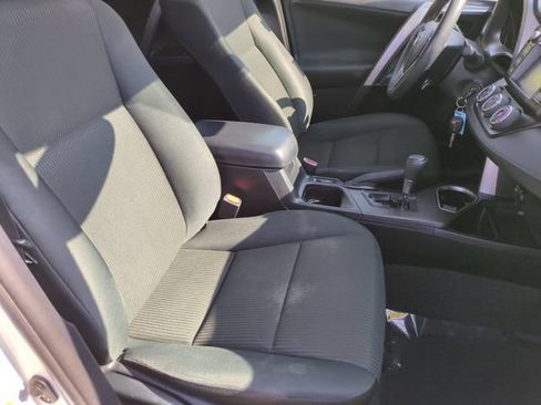Used 2018 Toyota RAV4 LE FWD image 31