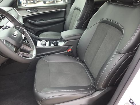 New 2026 Jeep Grand Cherokee Altitude RWD image 18