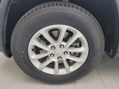 Used 2021 Jeep Grand Cherokee Laredo AWD/4WD image 31