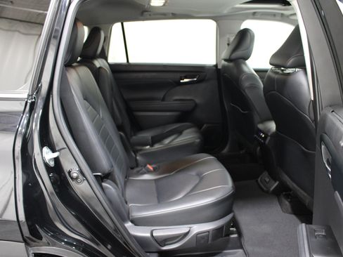 Used 2024 Toyota Highlander XLE AWD/4WD image 25