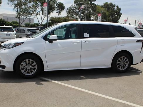 Certified 2026 Toyota Sienna LE FWD image 7