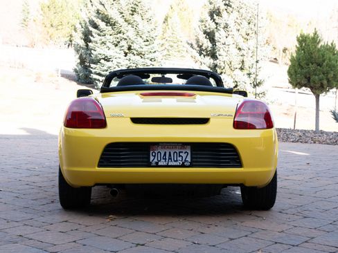 Used 2001 Toyota MR2 Spyder image 7