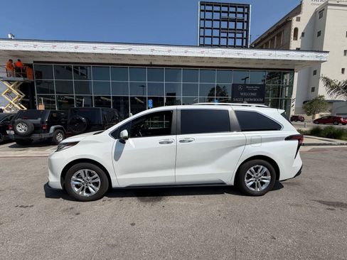 Used 2025 Toyota Sienna Limited image 2