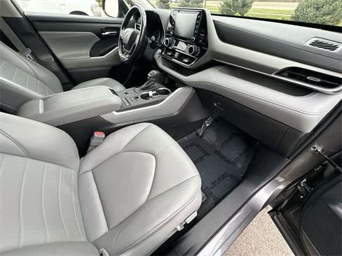 Used 2022 Toyota Highlander XLE image 22