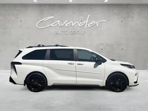 Used 2025 Toyota Sienna XSE FWD image 17