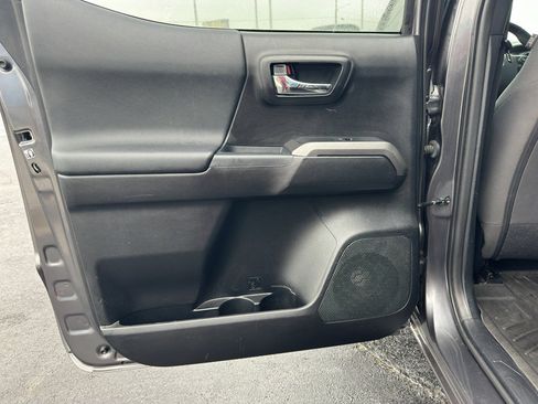 Used 2017 Toyota Tacoma TRD Sport RWD image 25