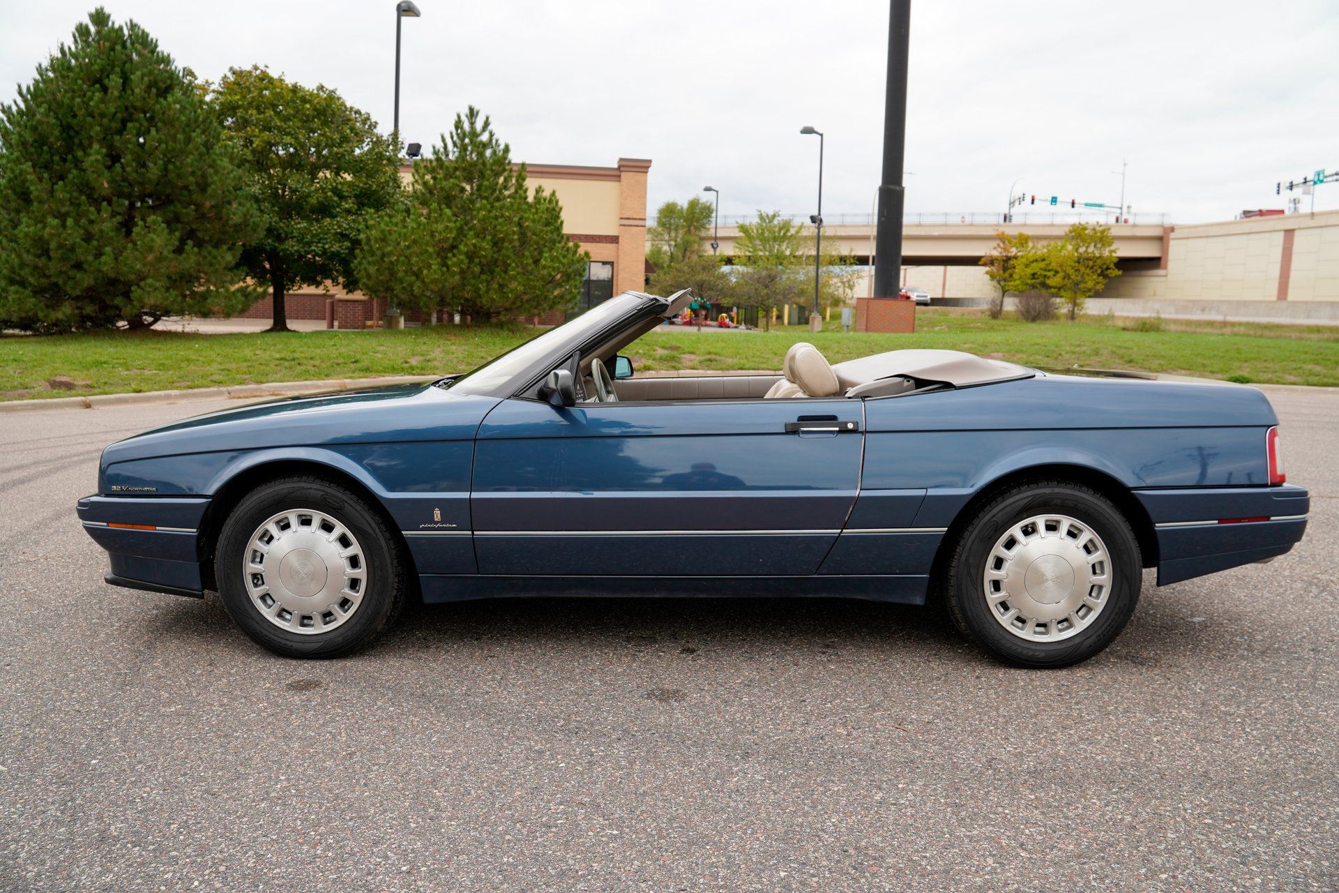 Used 1993 Cadillac Allante FWD image 7