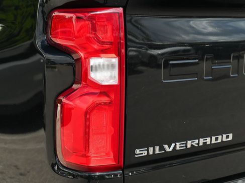 Used 2022 Chevrolet Silverado 2500 LTZ w/ Z71 Off-Road Package AWD/4WD image 6