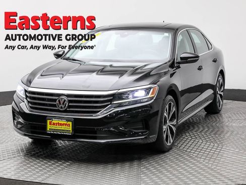 Used 2022 Volkswagen Passat 2.0T SE image 1