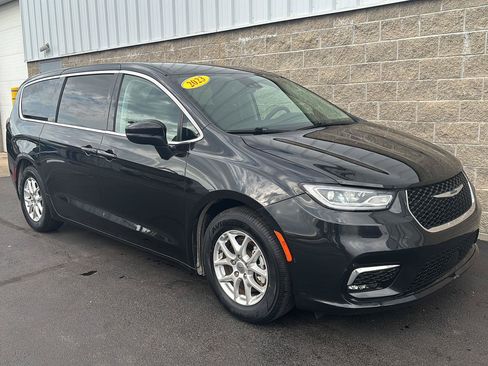 Used 2023 Chrysler Pacifica Touring-L FWD image 2