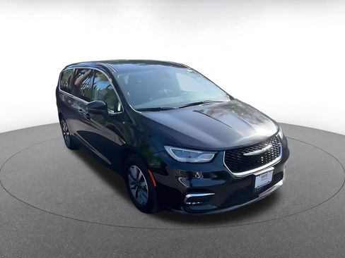 Used 2023 Chrysler Pacifica Touring-L FWD image 3