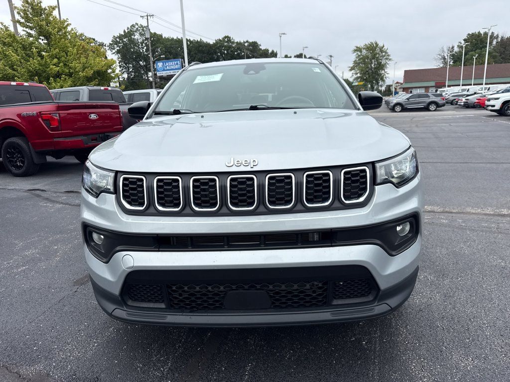 Used 2024 Jeep Compass Latitude AWD/4WD image 3