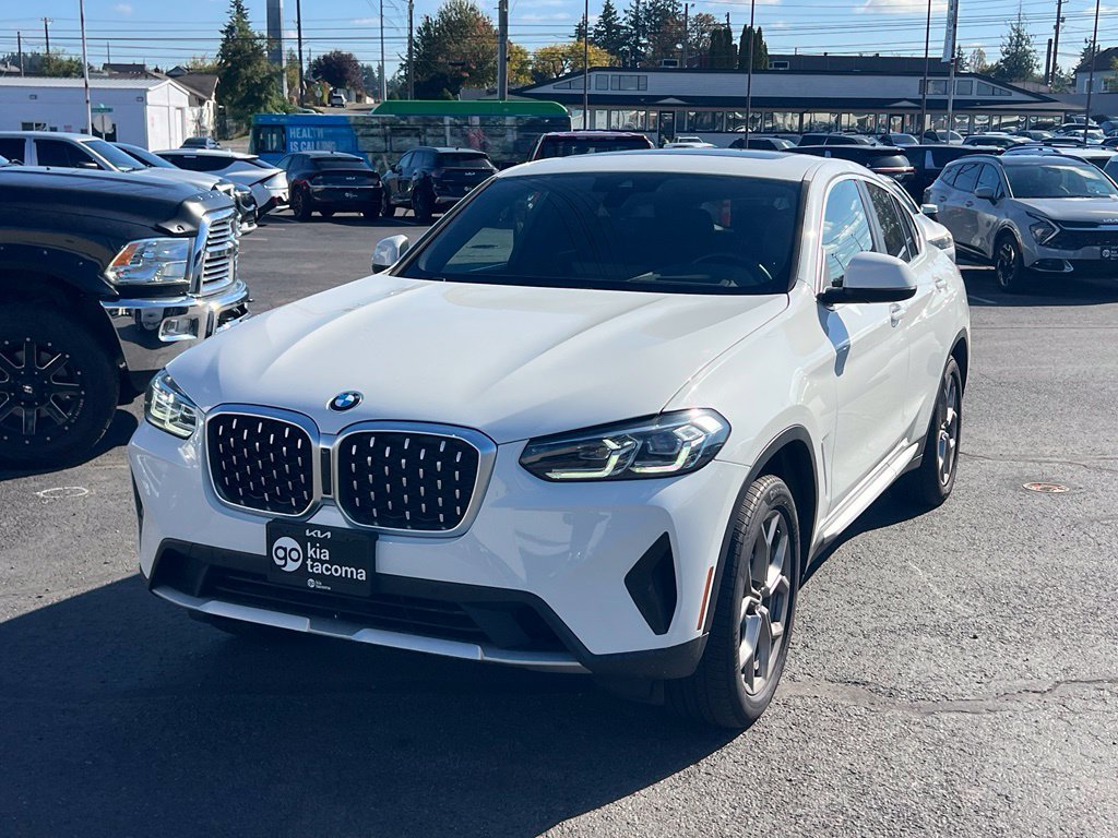 Used 2025 BMW X4 xDrive30i AWD/4WD image 3