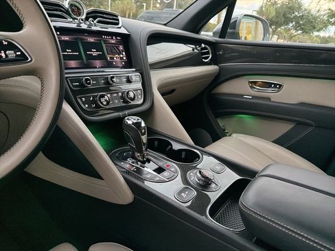 Used 2021 Bentley Bentayga image 21