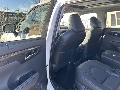 New 2026 Toyota Highlander Platinum image 11
