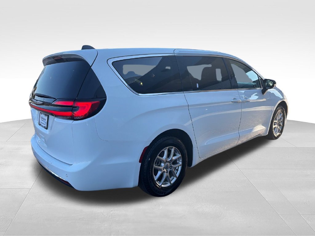 Used 2024 Chrysler Pacifica Touring-L FWD image 5