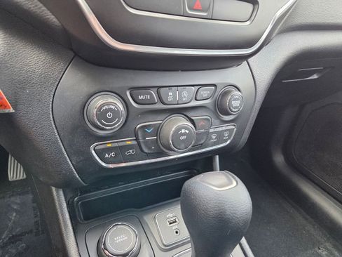 Used 2019 Jeep Cherokee Latitude w/ Cold Weather Group AWD/4WD image 24