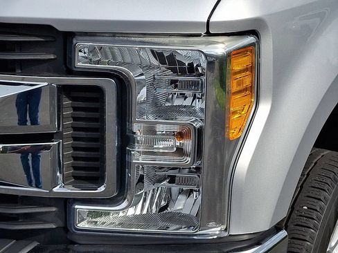 Used 2017 Ford F250 XLT AWD/4WD image 9