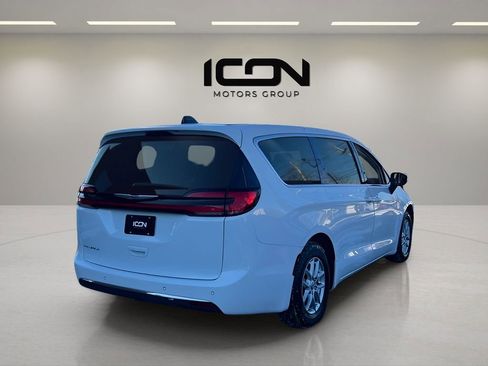 Used 2023 Chrysler Pacifica Touring-L image 5