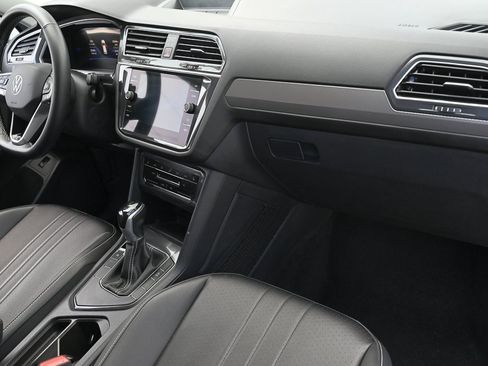 Used 2024 Volkswagen Tiguan SE image 19