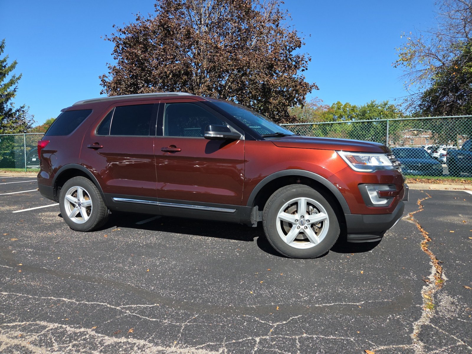 Used 2016 Ford Explorer XLT w/ Equipment Group 202A AWD/4WD image 3