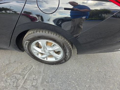 Used 2021 Hyundai Elantra SE FWD image 11