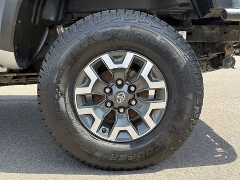 Used 2017 Toyota Tacoma TRD Off-Road AWD/4WD image 8