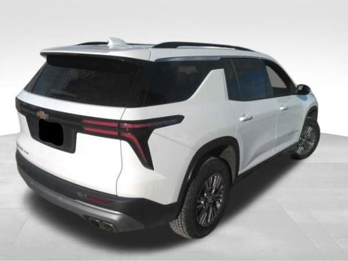 Used 2025 Chevrolet Traverse LT image 2