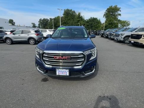 Used 2022 GMC Terrain SLT w/ Infotainment Package II AWD/4WD image 3