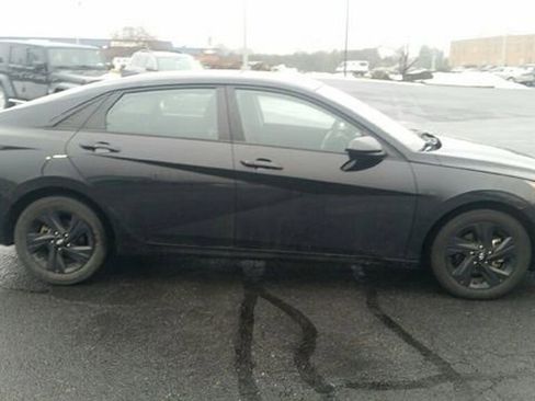 Used 2023 Hyundai Elantra SEL w/ Preferred Accessory Package image 7