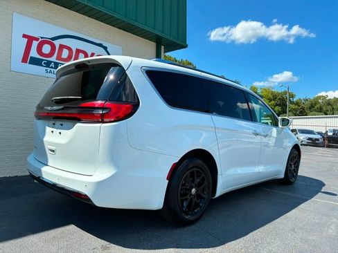 Used 2021 Chrysler Pacifica Touring-L FWD image 6